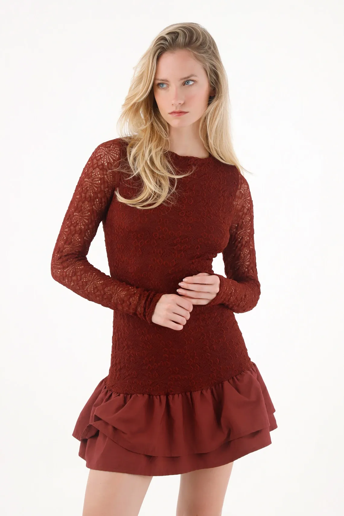 Vestido corto en encaje vinotinto para mujer