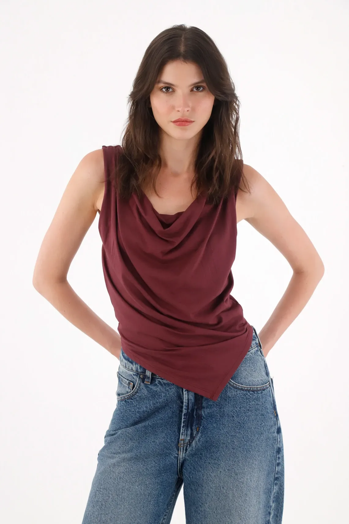 Camiseta con drappeado vinotinto para mujer