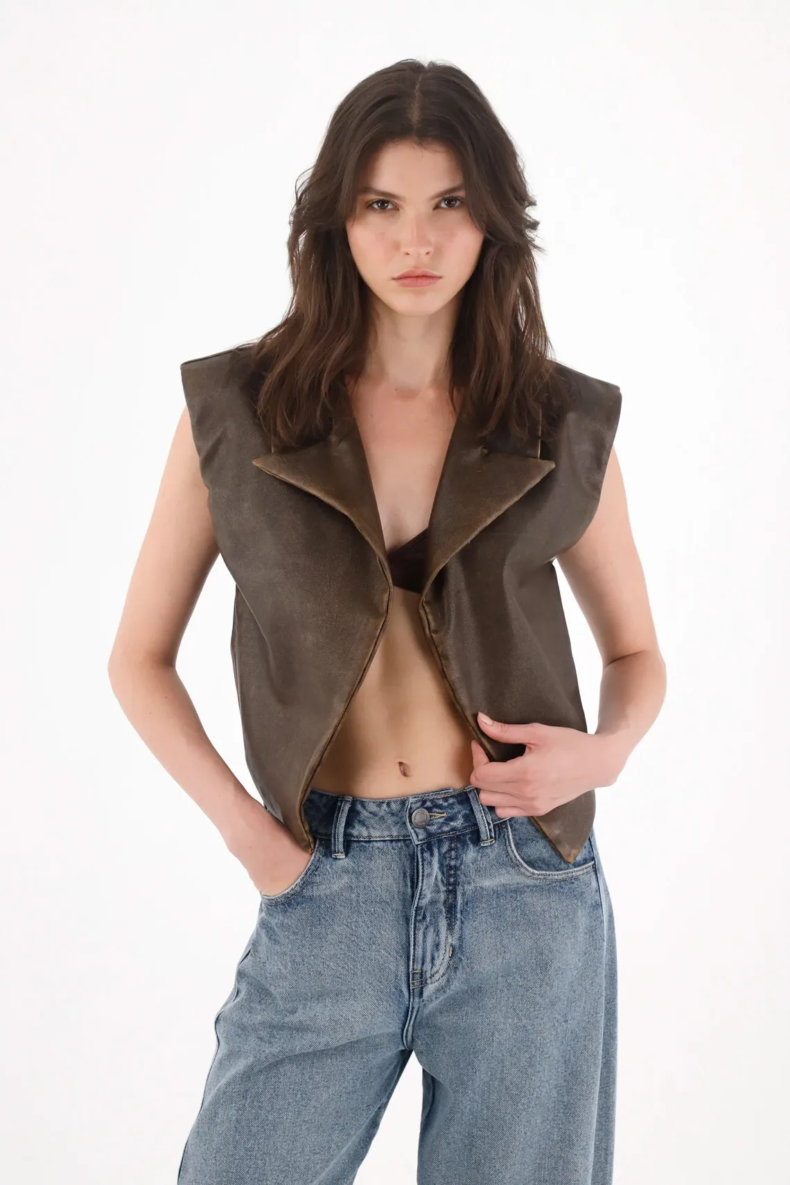 Chaleco relajado con solapas amplias y bordes gastados en cuero sintético café para mujer