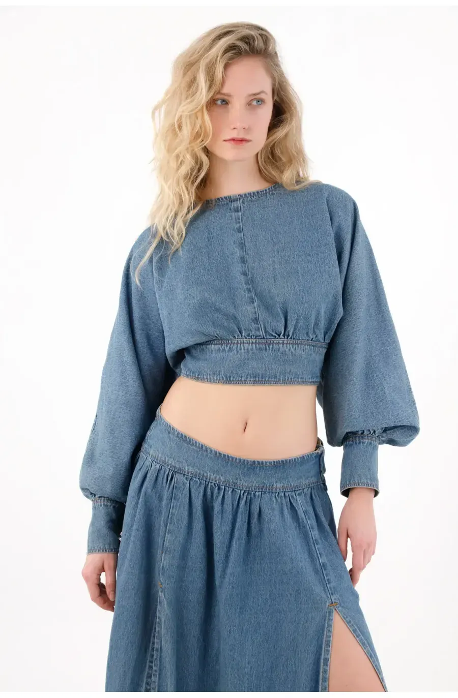 Camisa crop en denim azul para mujer