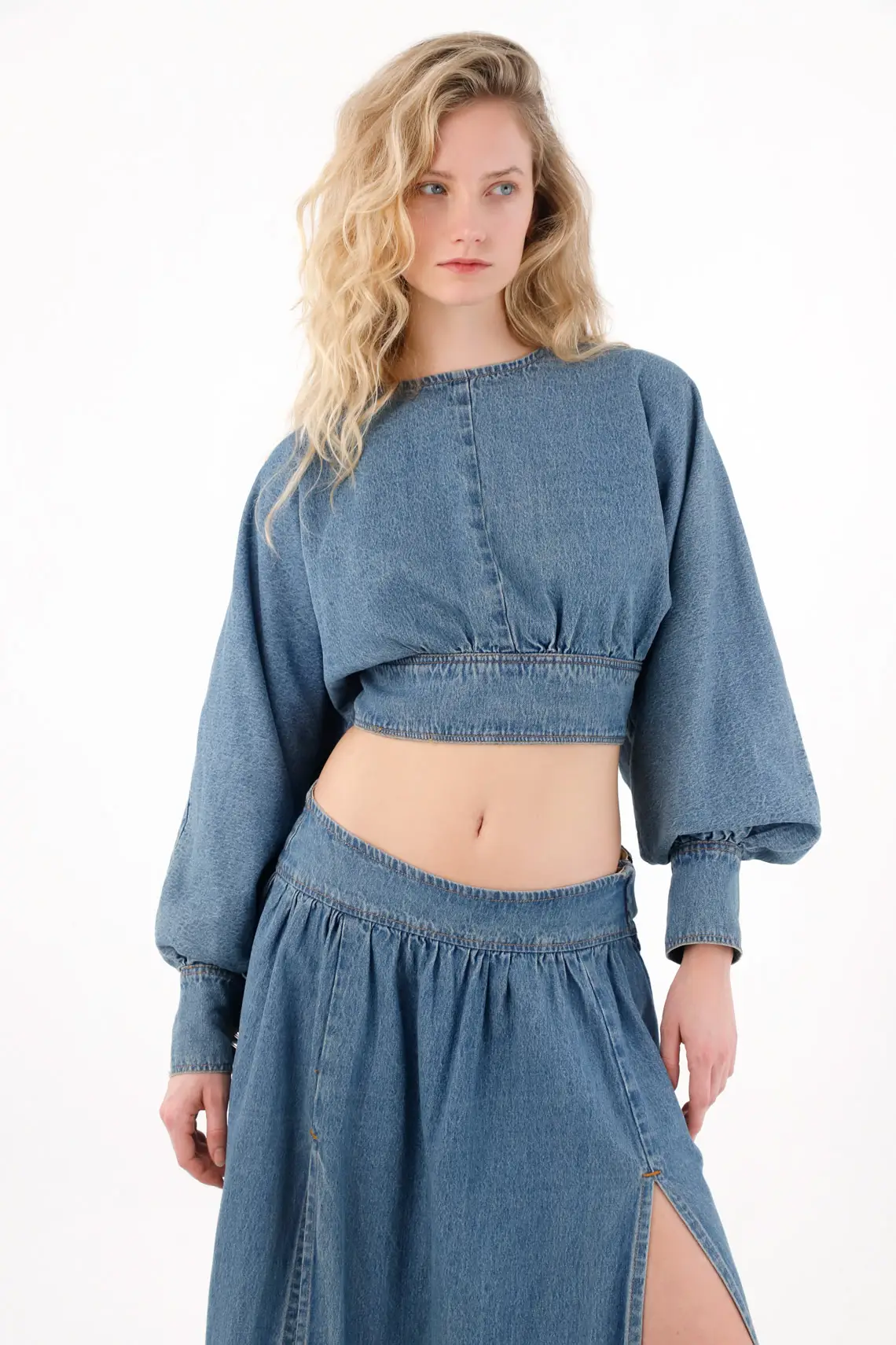 Camisa crop en denim azul para mujer