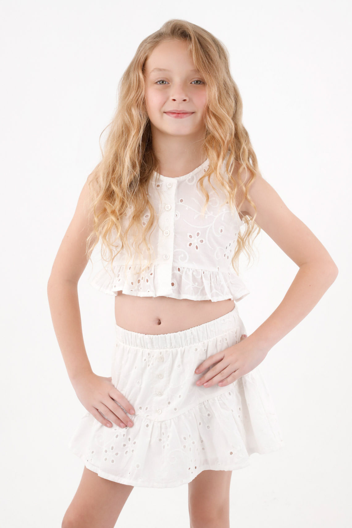 Camisa con diseño en ojalillo para niña