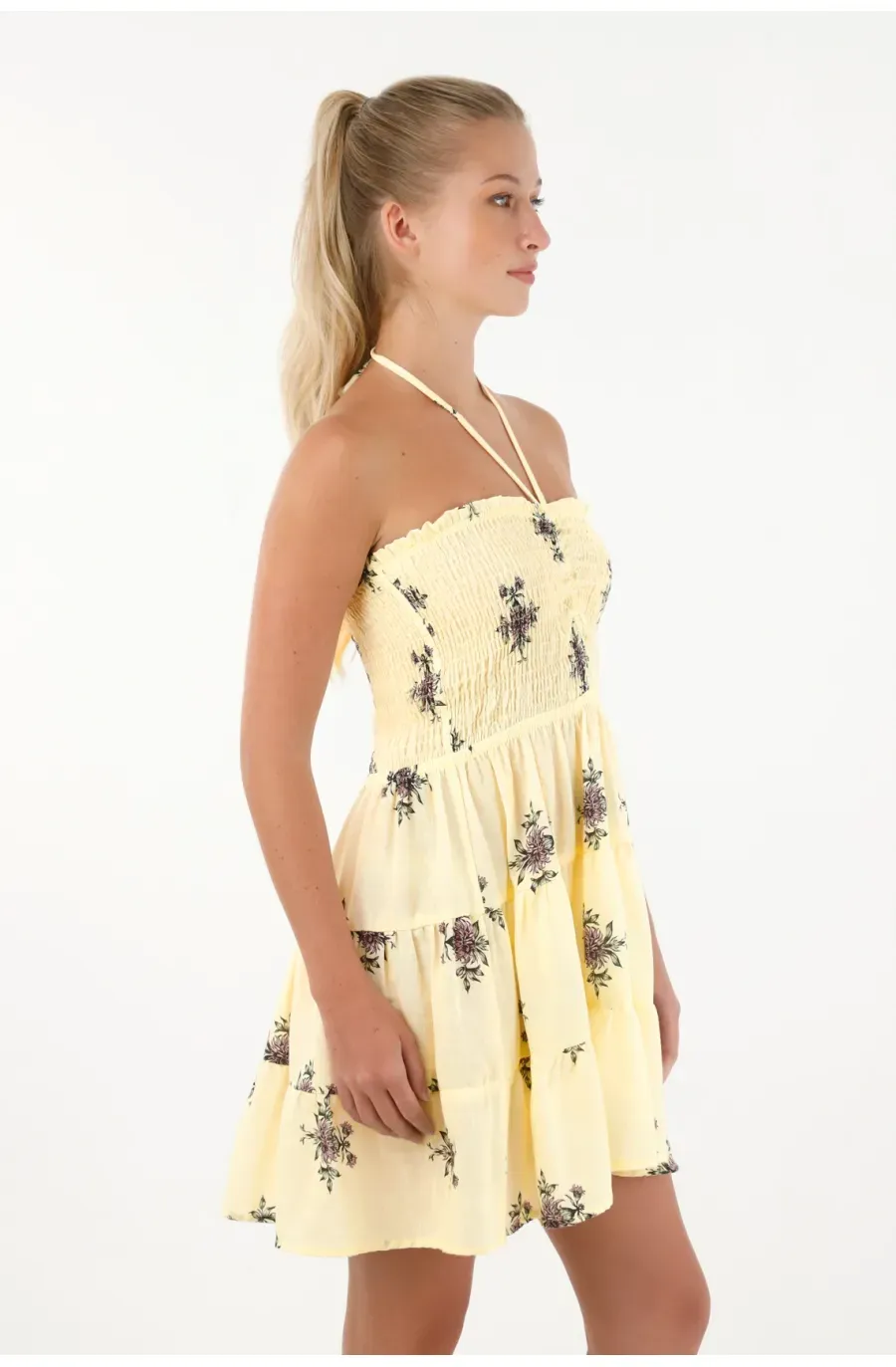Vestido corto ajustado en superior para mujer