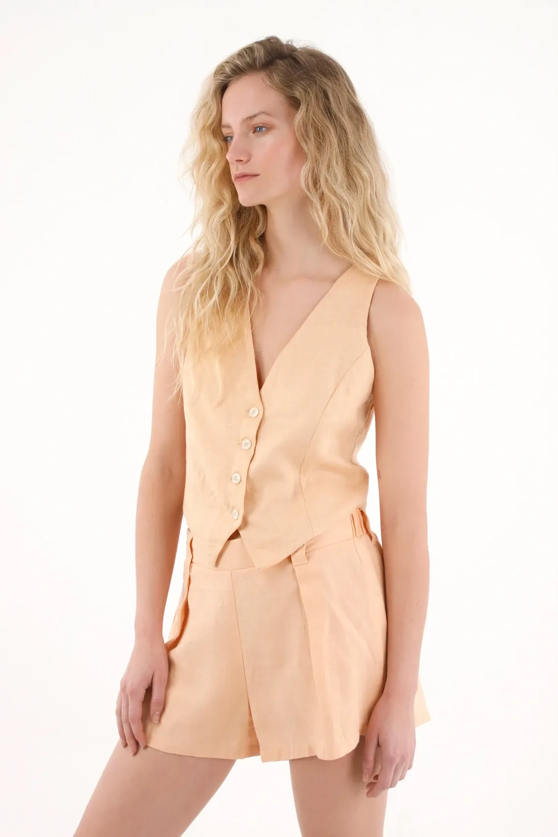 Short en lino con prenses naranja para mujer