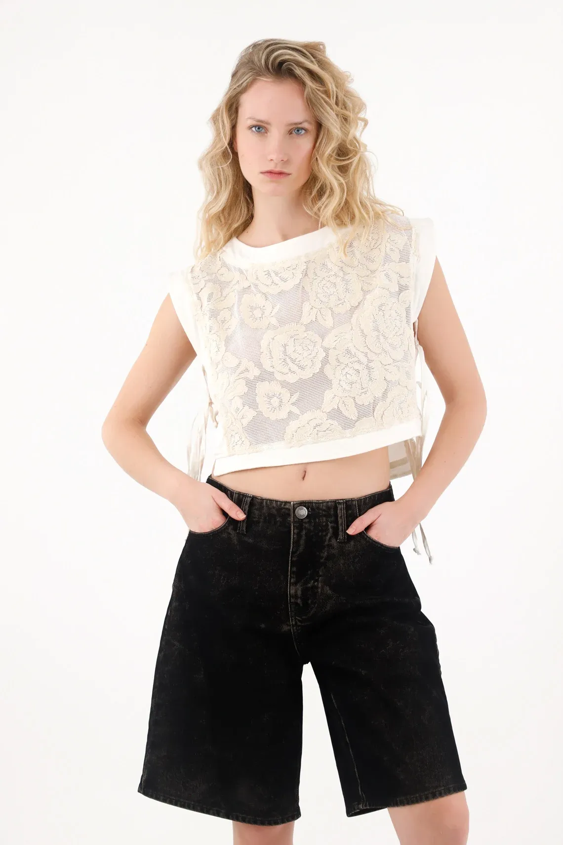 Camiseta bordada con transparencia para mujer