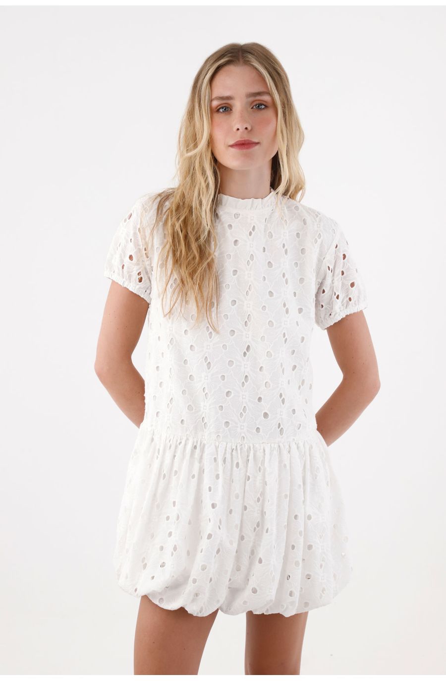Vestido con ojalillo crudo para mujer