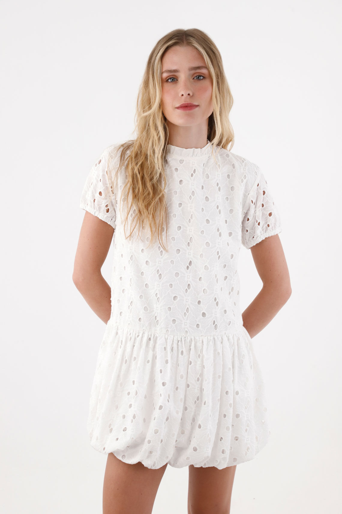 Vestido con ojalillo crudo para mujer