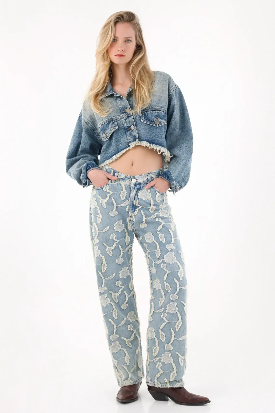 Jean Recto con bordado para mujer