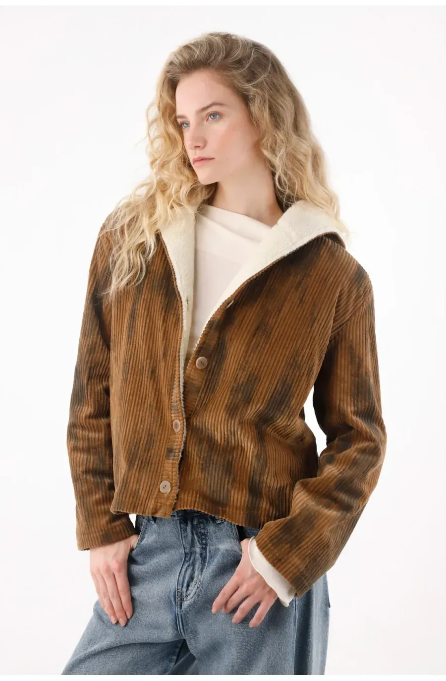 Chaqueta en corduroy con capucha café para mujer