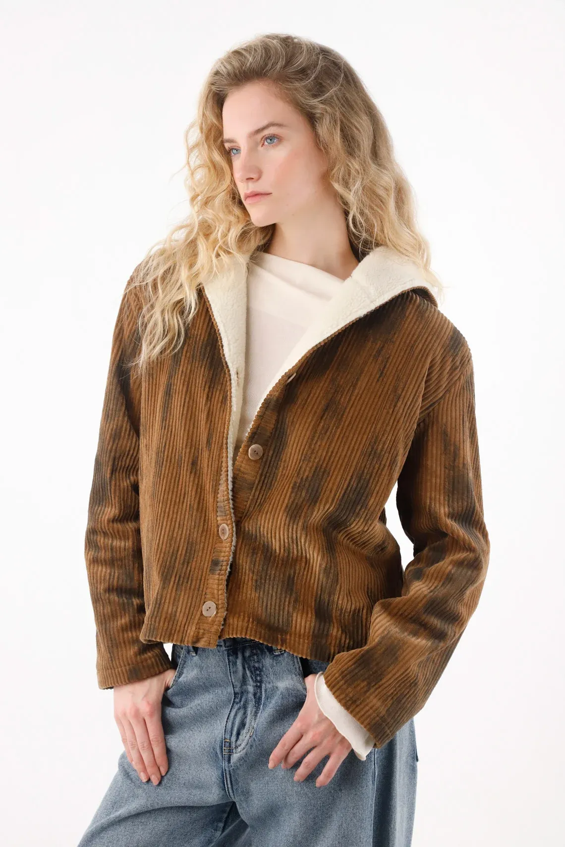 Chaqueta en corduroy con capucha café para mujer