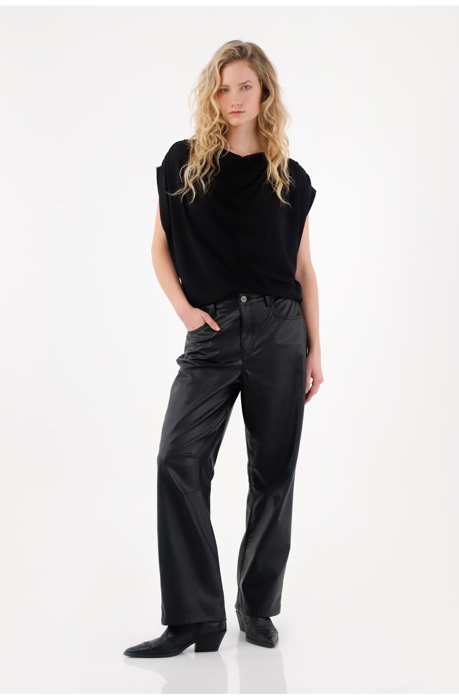 Pantalón en cuero sintético negro para mujer