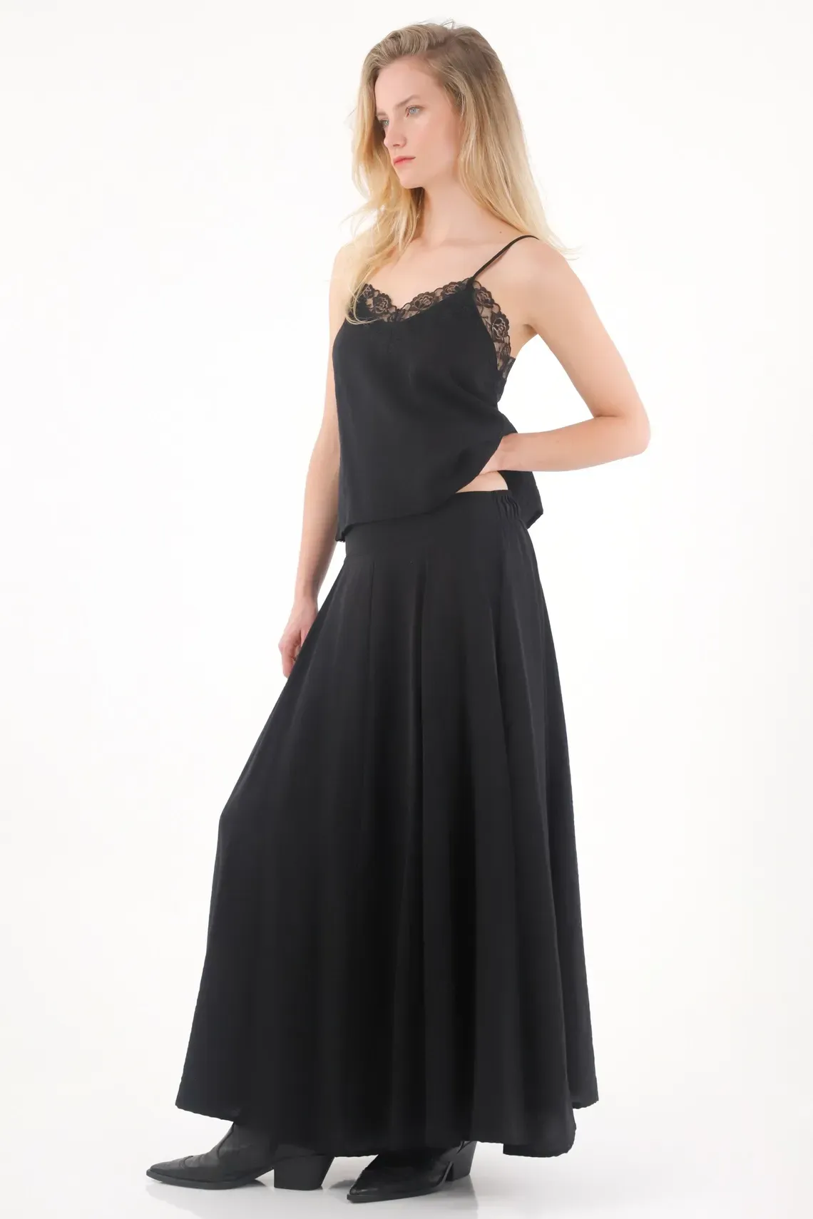 Falda larga de caída fluida negra para mujer