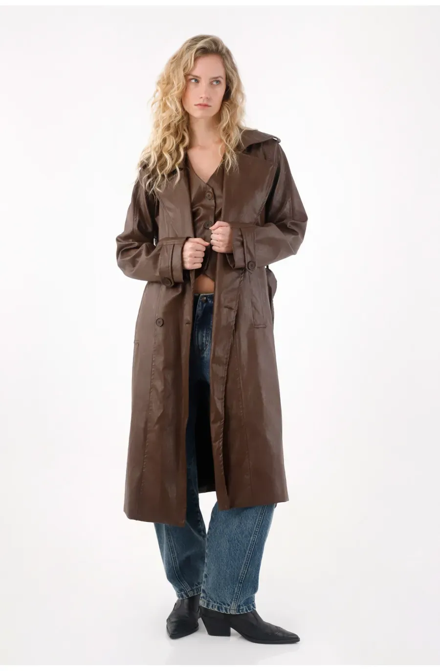Abrigo tipo trench en cuero sintético café para mujer