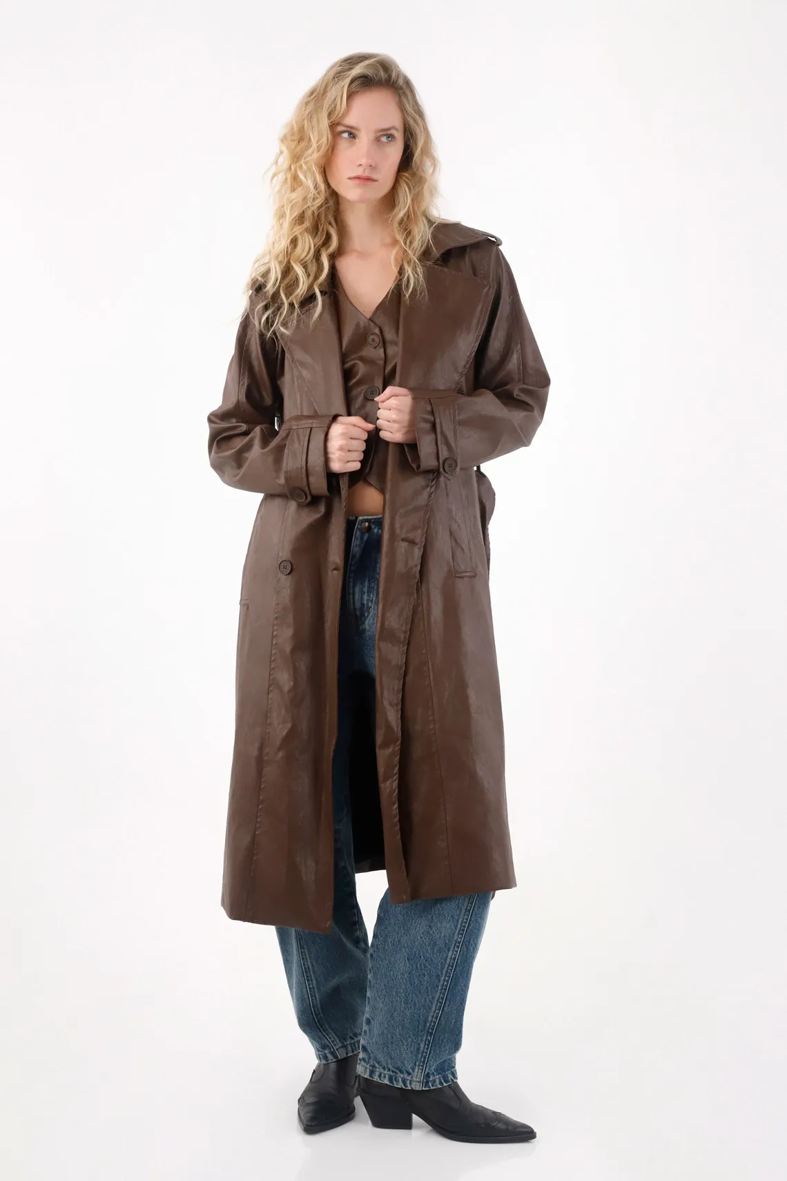 Abrigo tipo trench en cuero sintético café para mujer