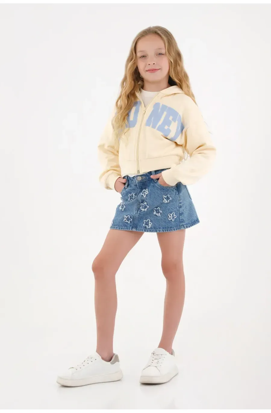 Falda en denim tono medio con apliques de estrellas azul para niña