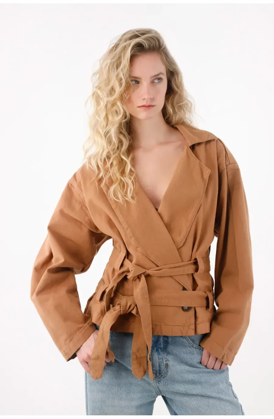 Abrigo corto tipo trench café para mujer