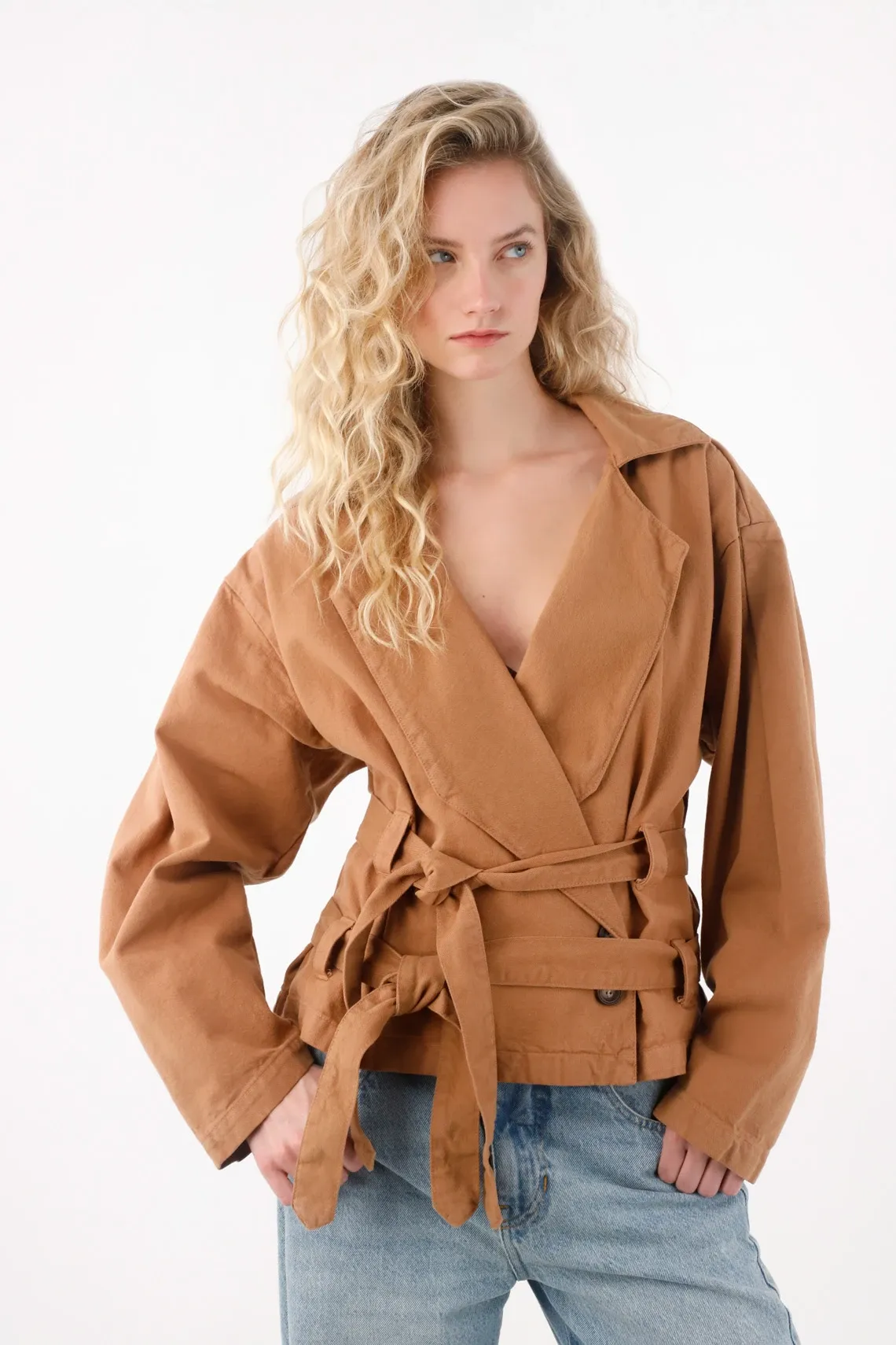 Abrigo corto tipo trench café para mujer