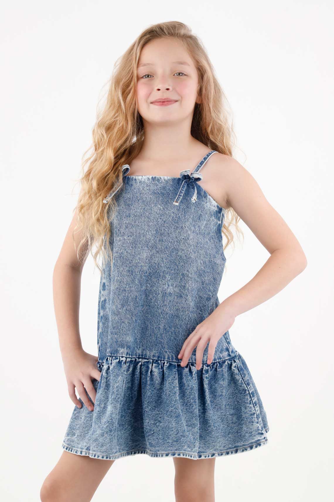 Vestido corto en denim para niña