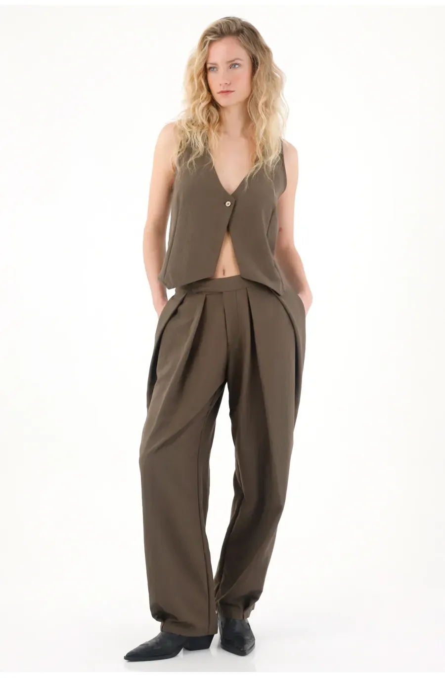 Pantalón para mujer en viscosa verde oliva wide leg con pliegues marcados