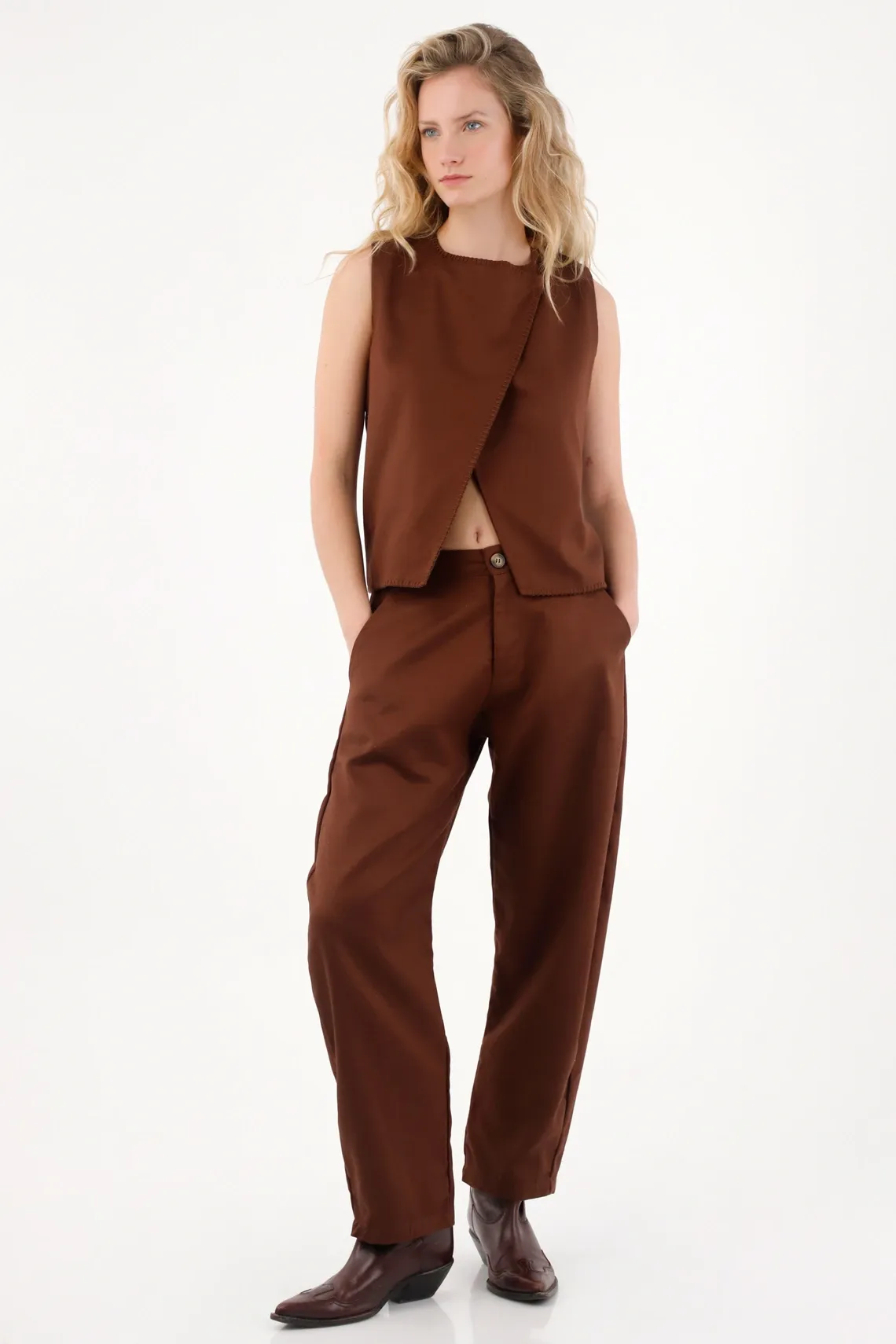 Pantalón para mujer en algodón café corte recto relajado con bolsillos laterales