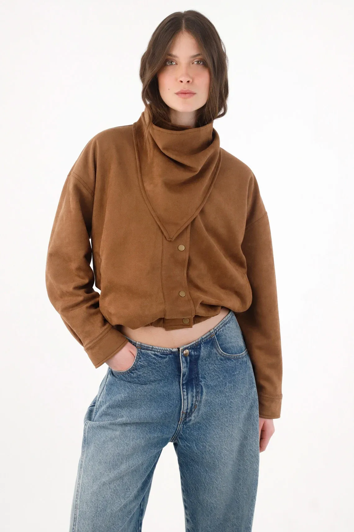 Cazadora para mujer en poliéster camel corta con cuello pañuelo