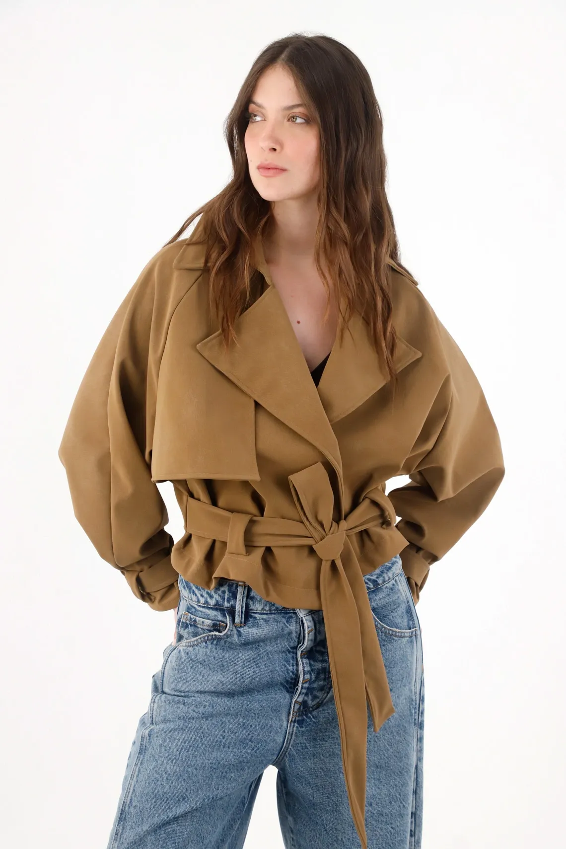 Chaqueta para mujer en poliéster camel fit relajado con cinturón