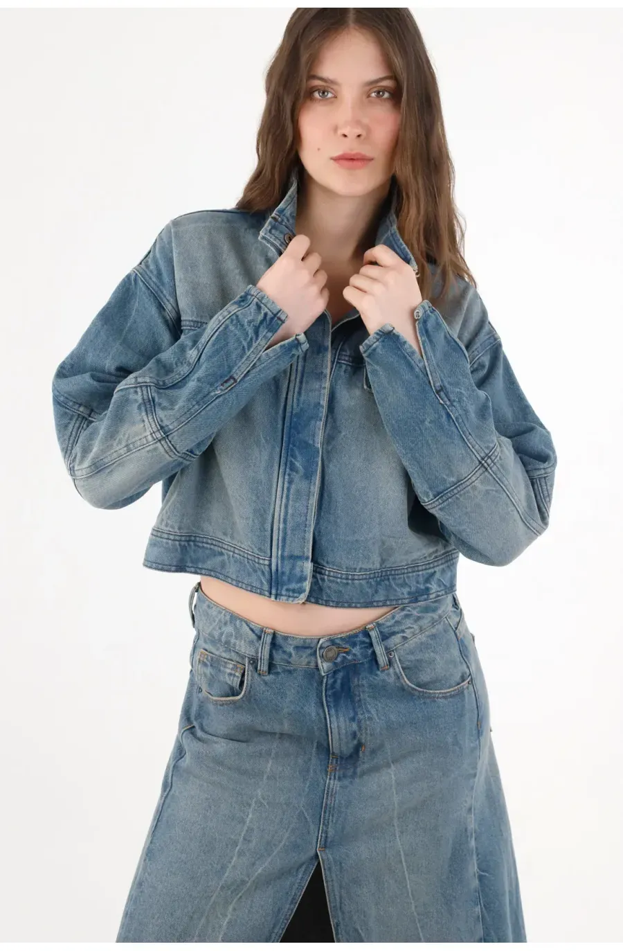 Chaqueta para mujer algodón azul índigo boxy cropped preteñida