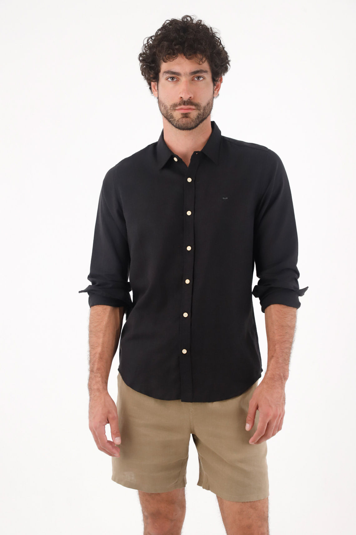 Camisa para hombre lino negro corte regular con botones claros