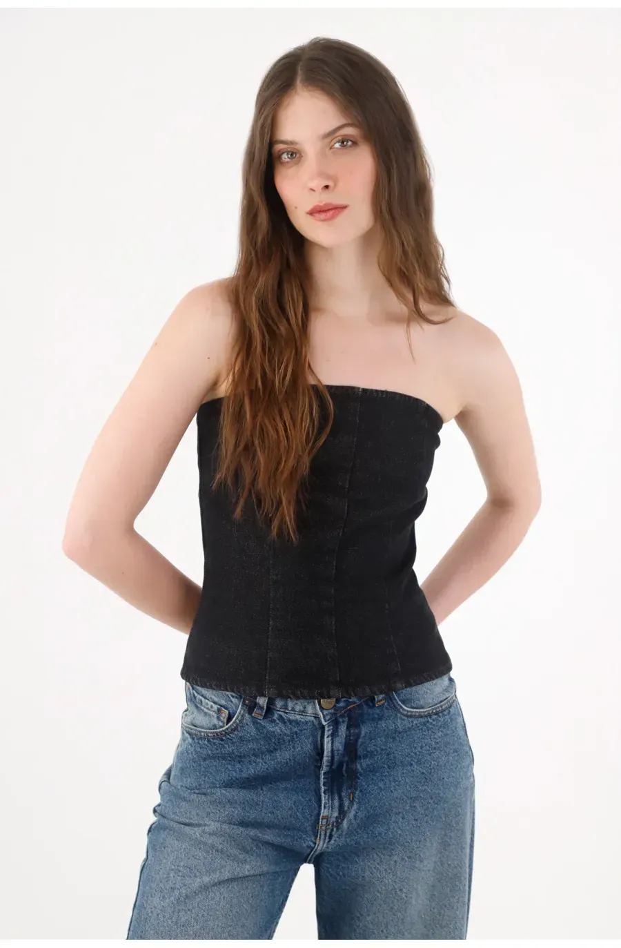 Camisa en denim negra strapless para mujer