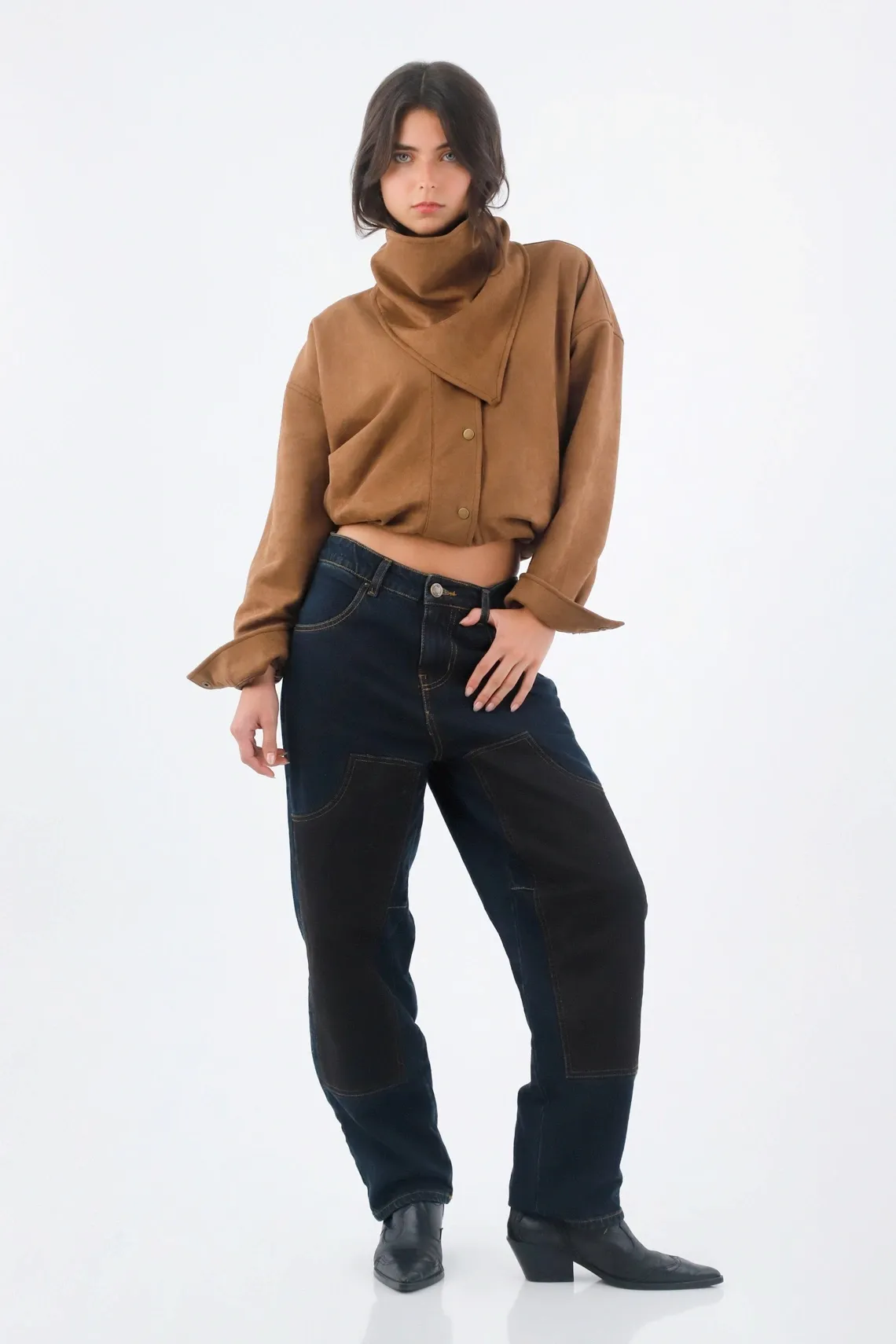 Jean para mujer de algodón azul oscuro fit horseshoe con parches frontales en contraste