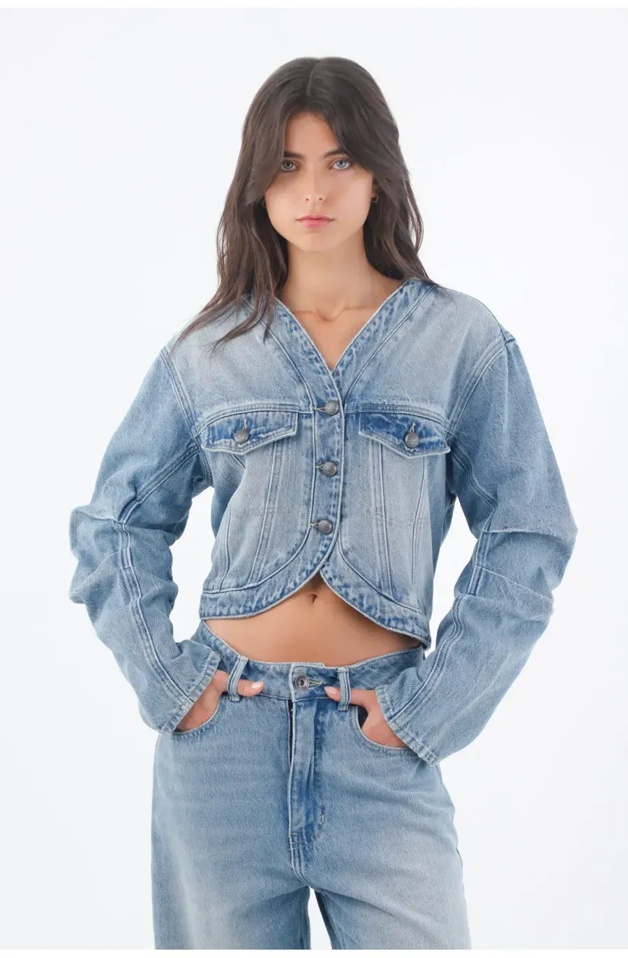 Chaqueta para mujer de denim azul claro cropped con bajo curvo