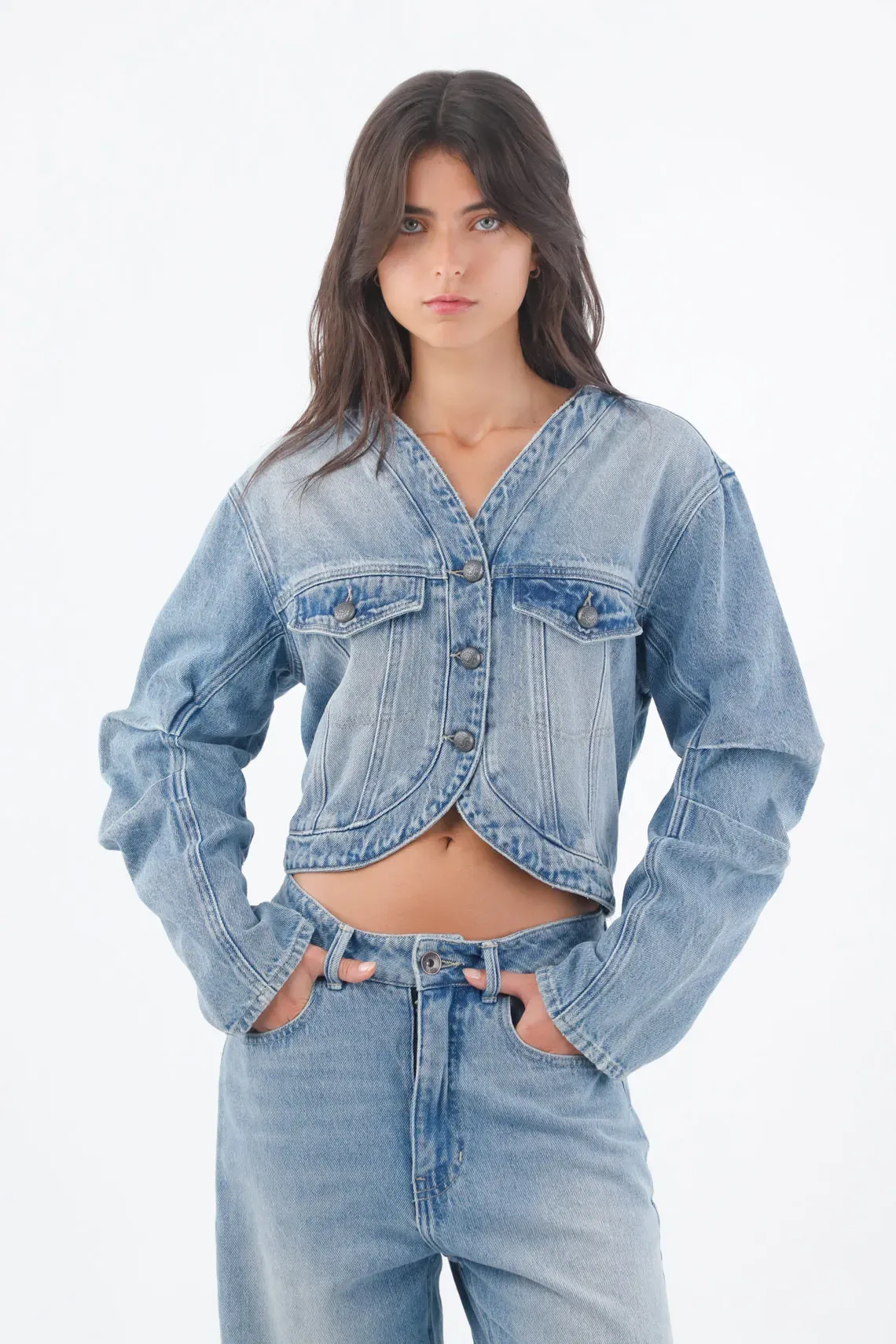 Chaqueta denim azul claro con con detalle curvo en la parte inferior para mujer