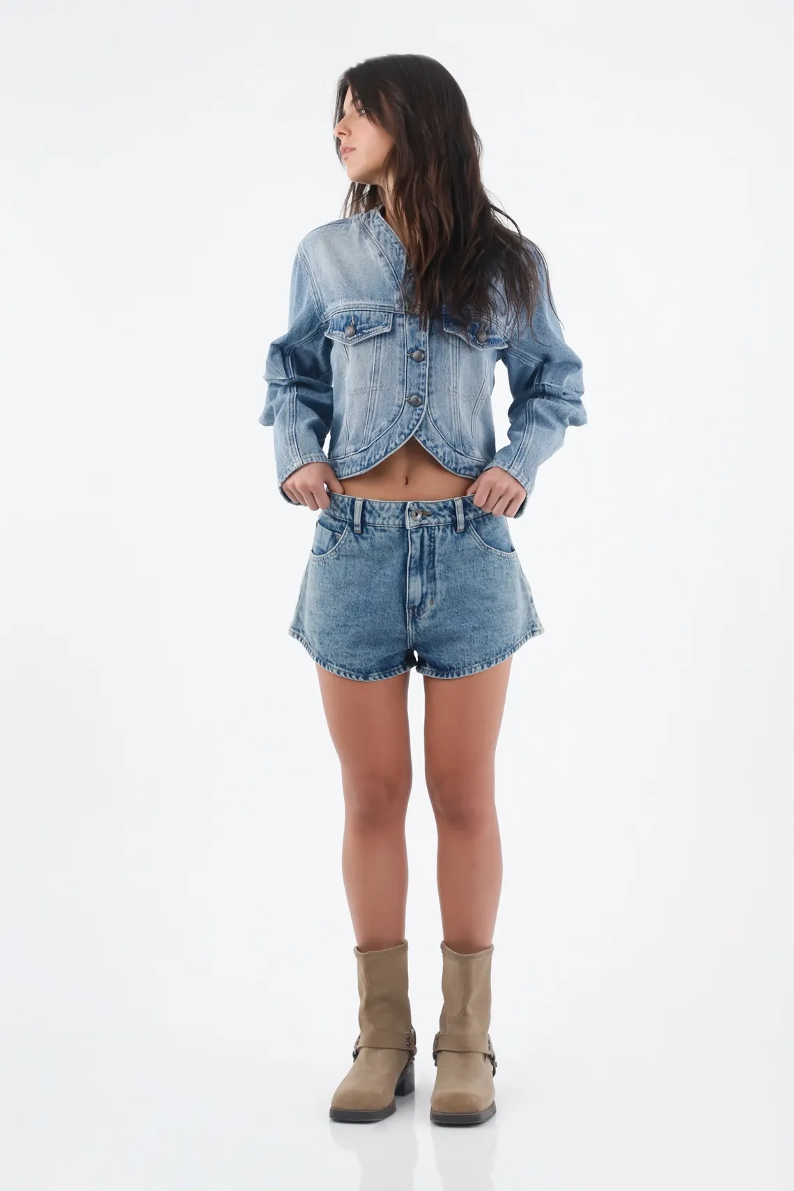 Bermuda para mujer de denim azul claro fit relajado con ruedo curvo