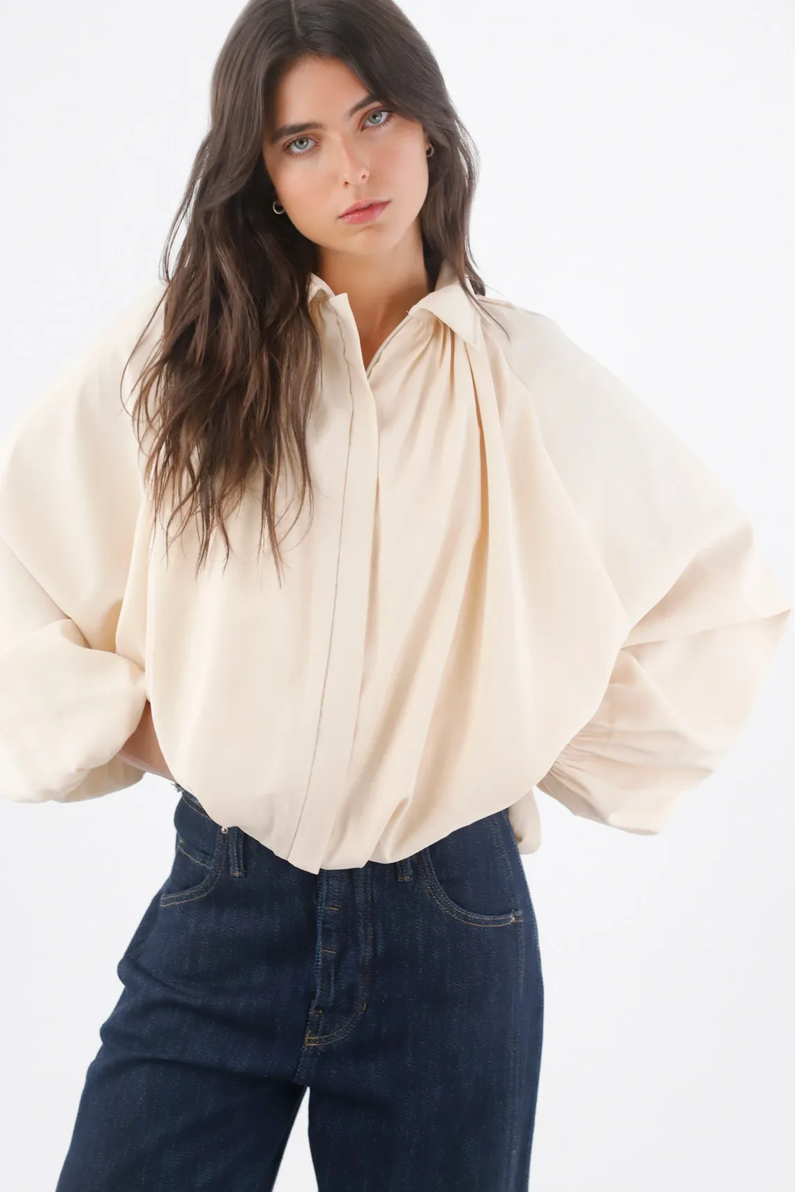 Chaqueta para mujer en tela suave marfil fit amplio con pliegues