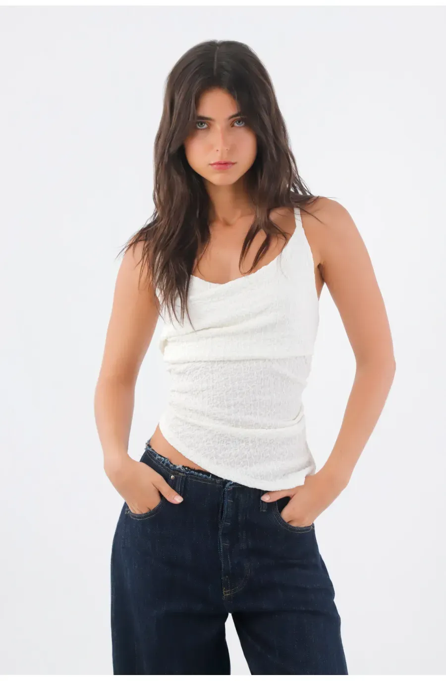 Camiseta para mujer poliéster blanco fit ceñido con textura arrugada