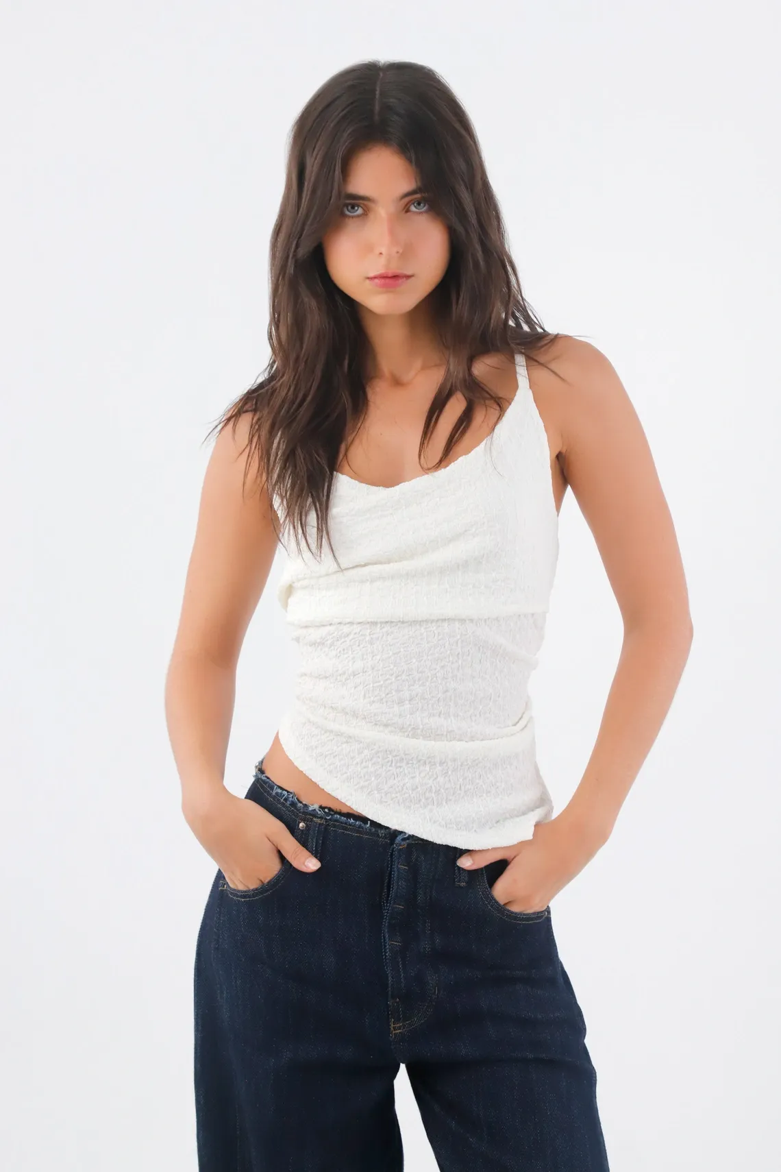 Camiseta para mujer poliéster blanco fit ceñido con textura arrugada