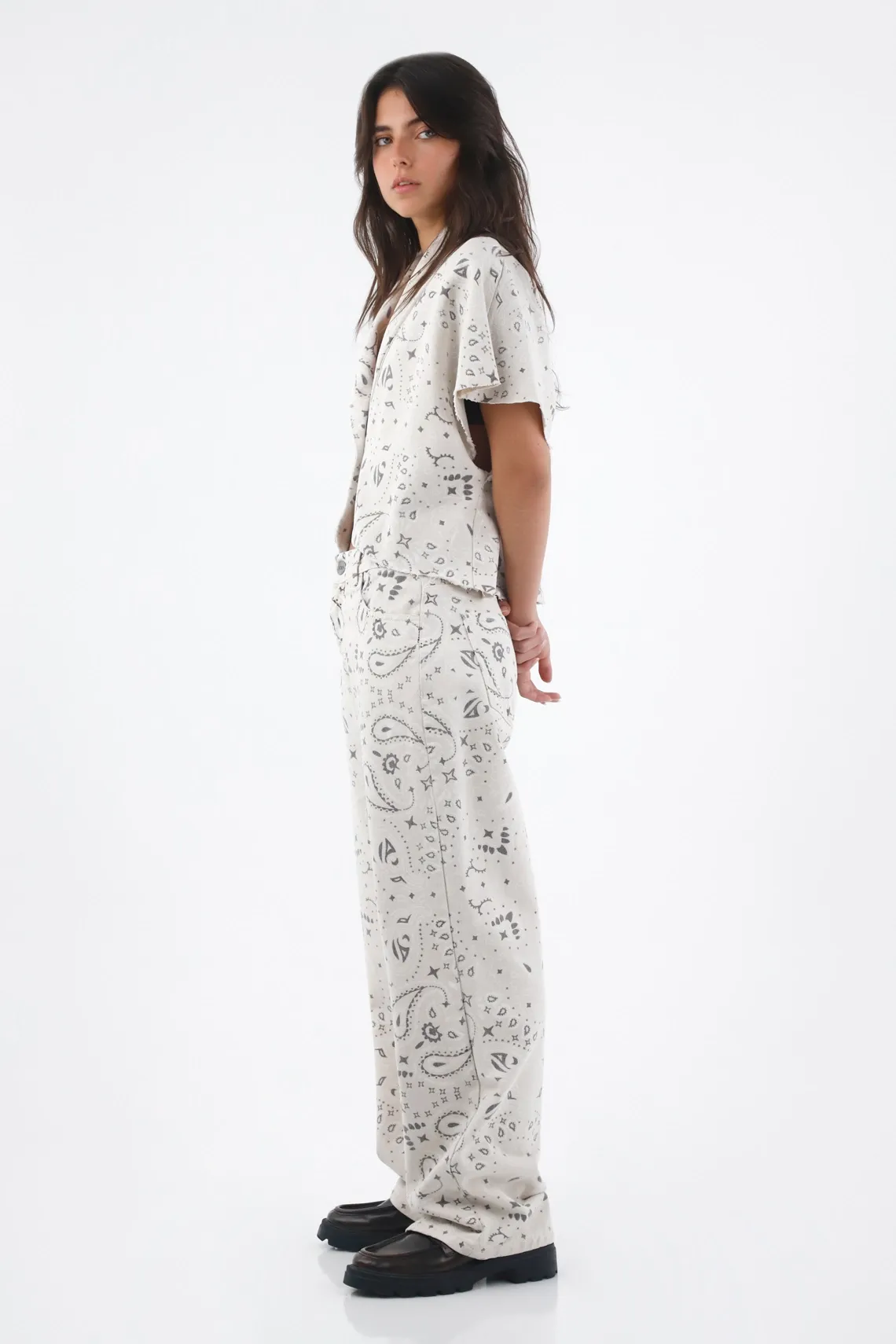 Pantalón para mujer de algodón crudo wide leg con estampado bandana