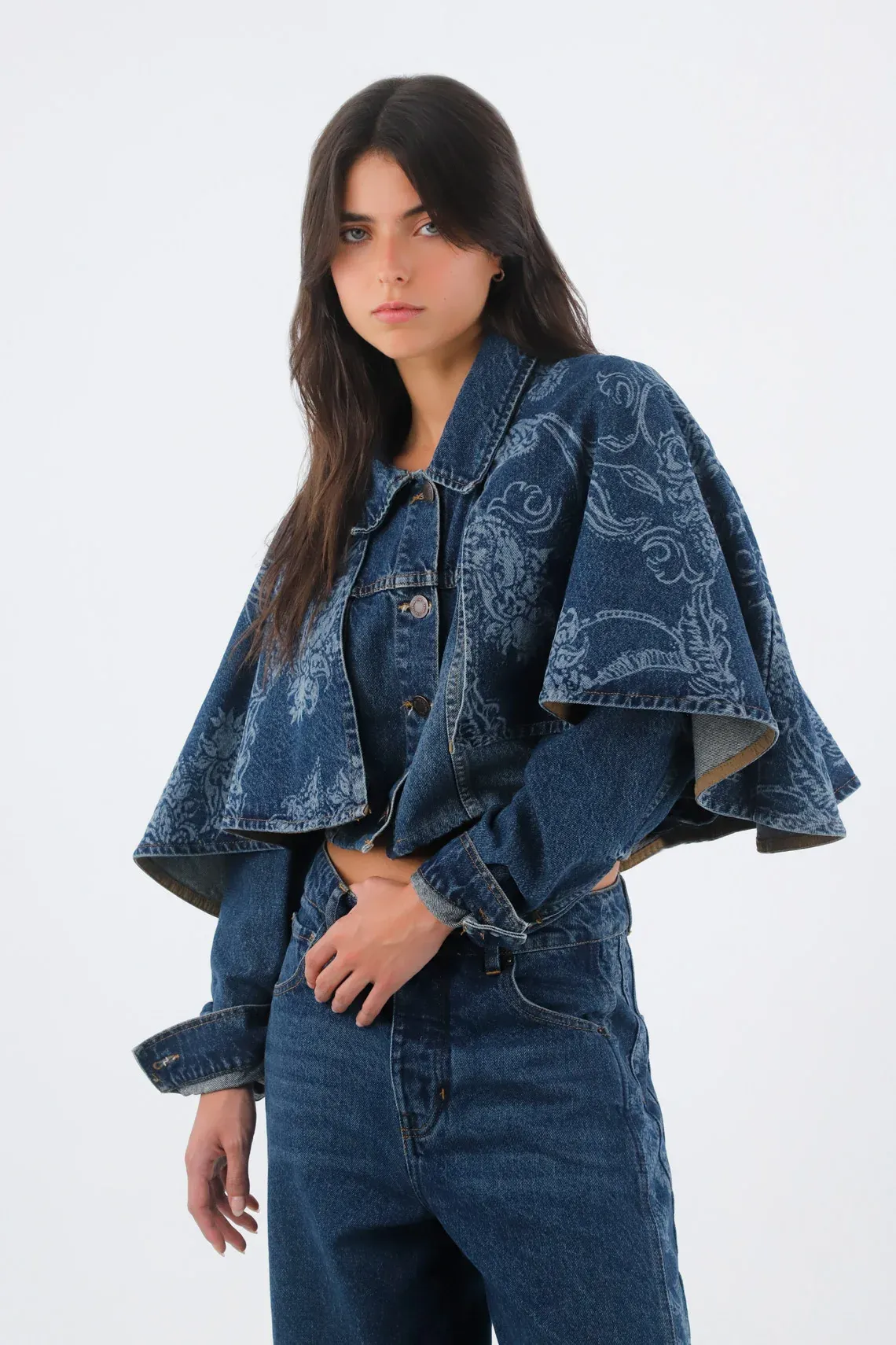 Chaqueta para mujer algodón azul índigo corta con capa floral