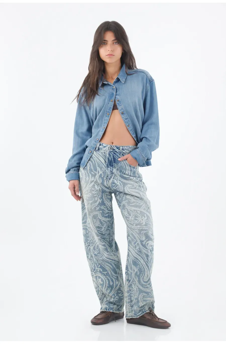 Jean para mujer de algodón azul claro corte horseshoe con estampado arabesco