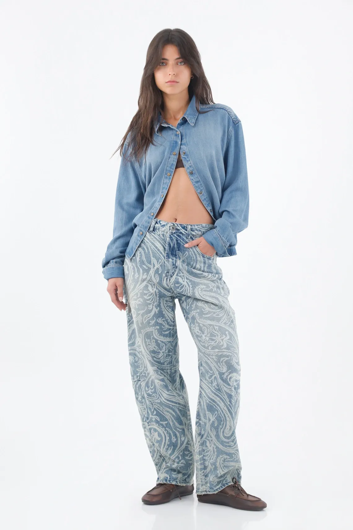 Jean para mujer de algodón azul claro corte horseshoe con estampado arabesco