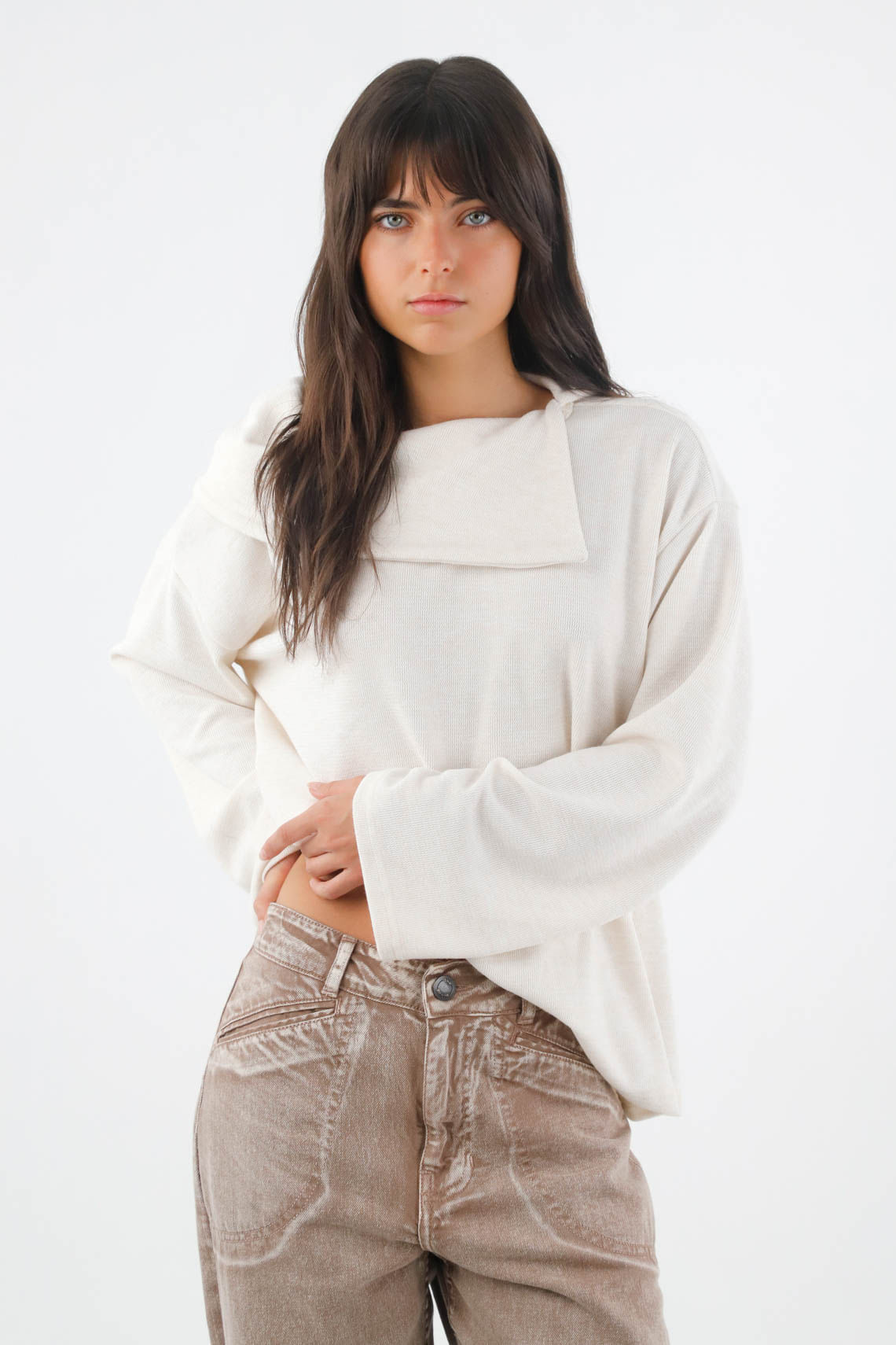 Buzo para mujer en poliéster marfil relajado con cuello envolvente