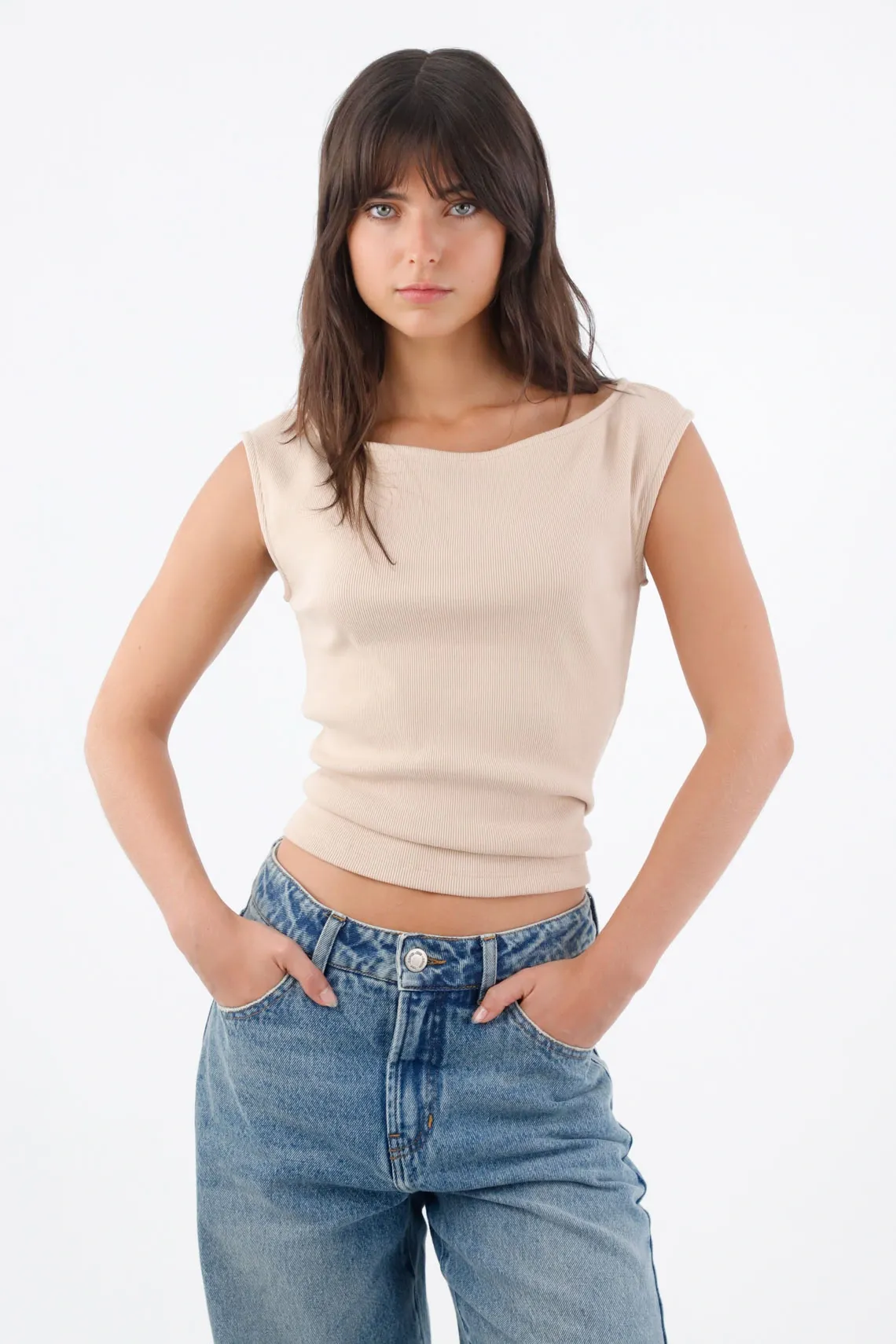 Camiseta para mujer algodón beige fit ajustado con cuello barco