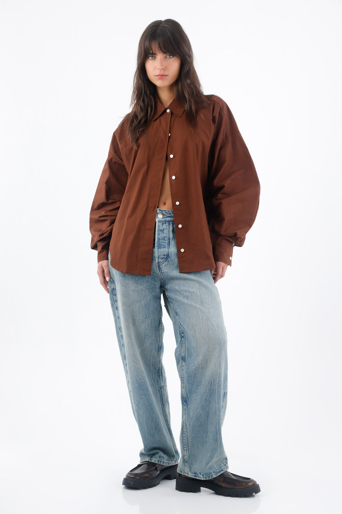 Camisa para mujer algodón marrón corte holgado con mangas abullonadas