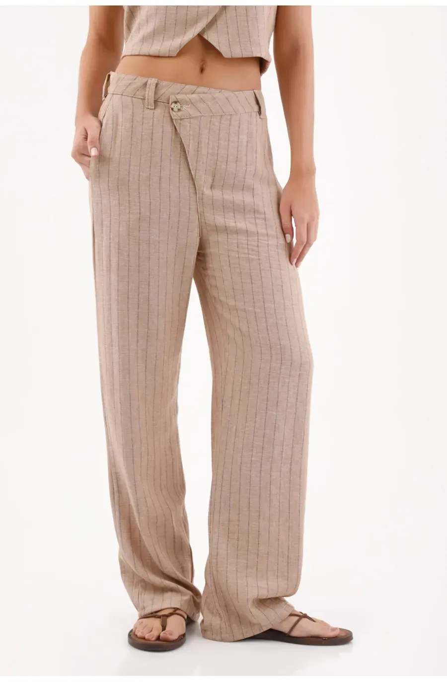 Pantalón para mujer en tela tipo lino beige fit amplio con cruce asimétrico