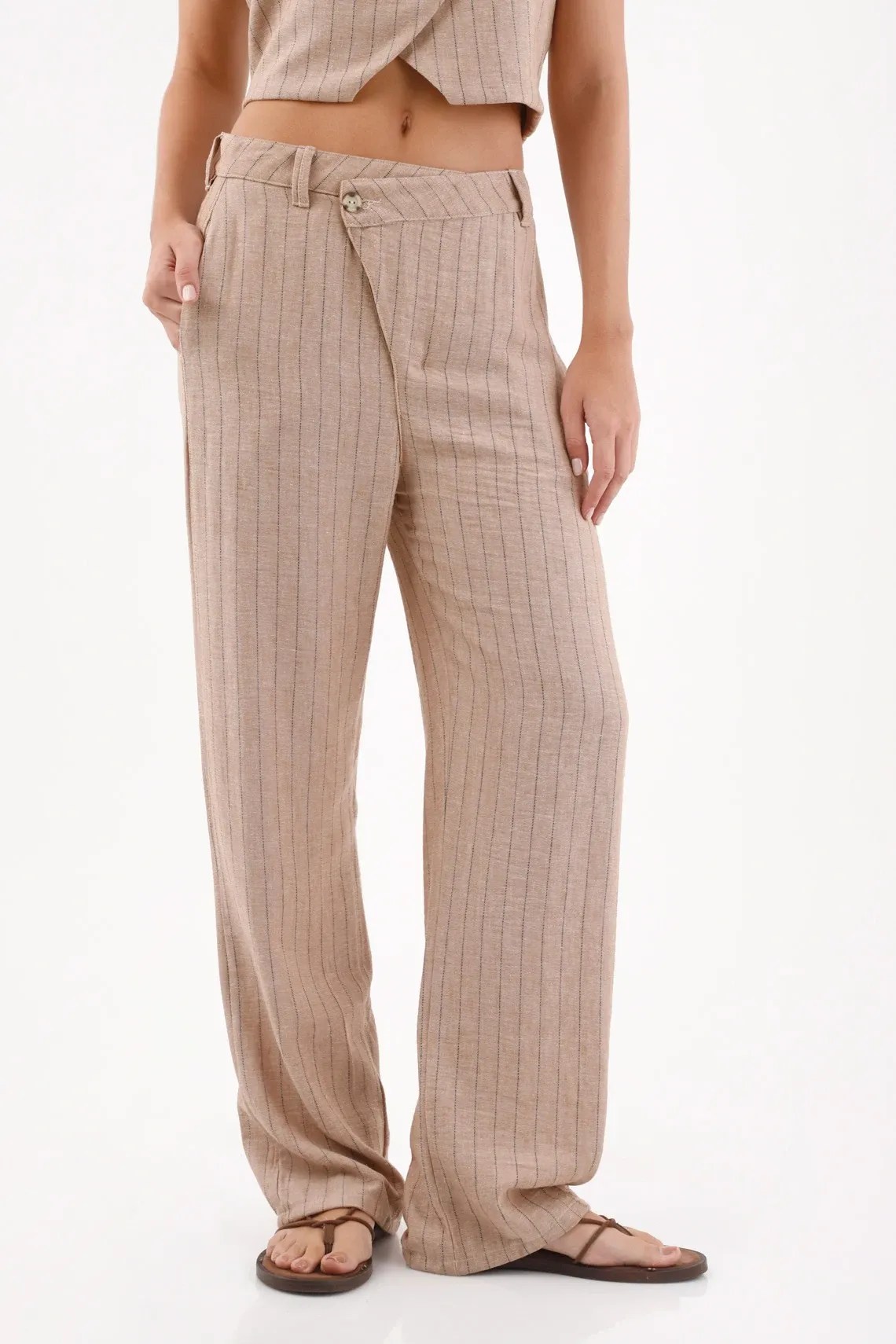 Pantalón para mujer en tela tipo lino beige fit amplio con cruce asimétrico