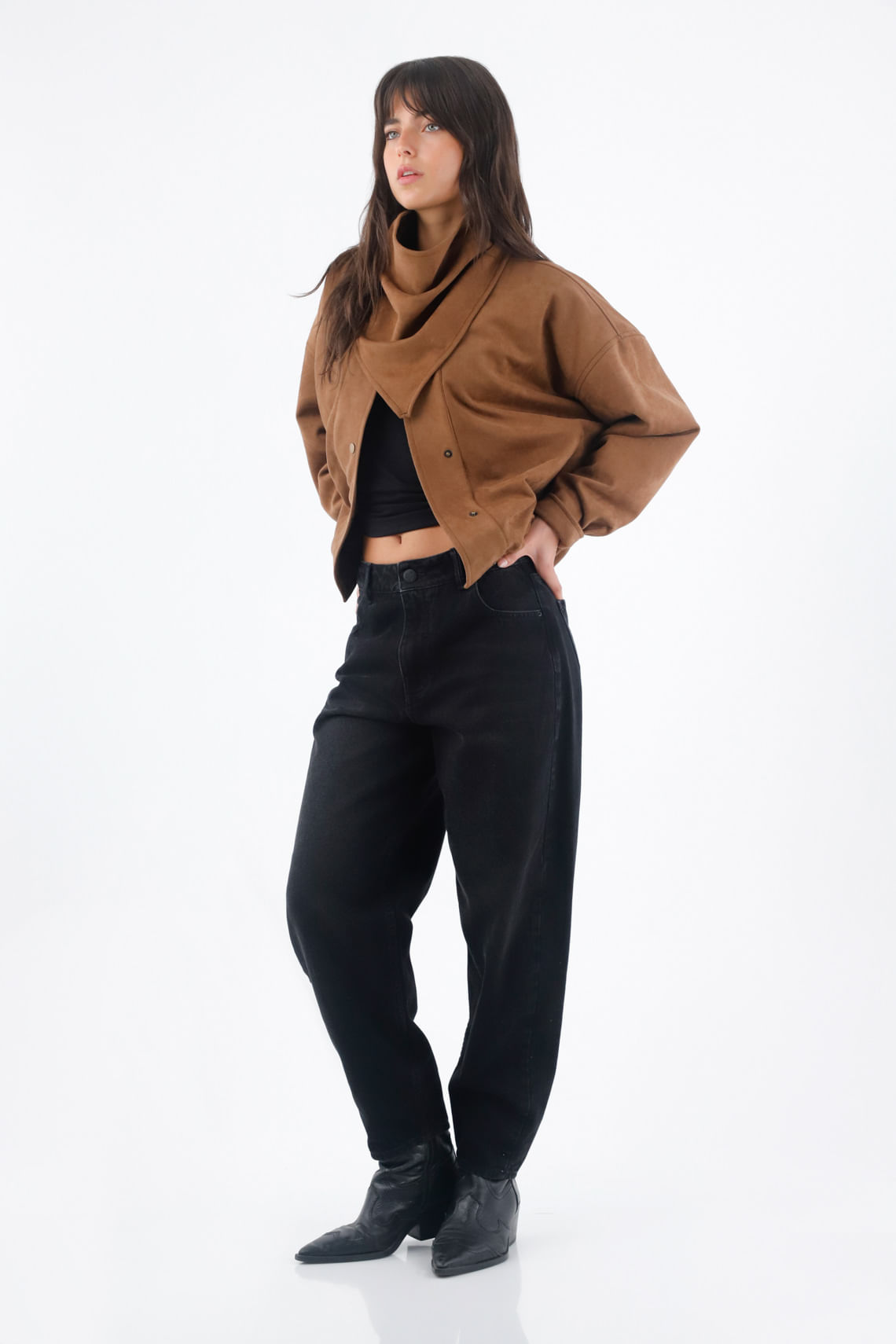 Jean para mujer en denim negro fit holgado con lavado sólido