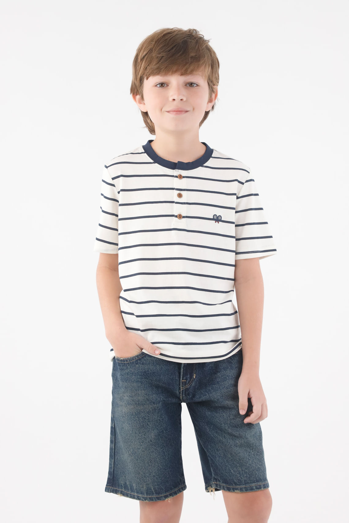 camiseta azul con rayas para niño