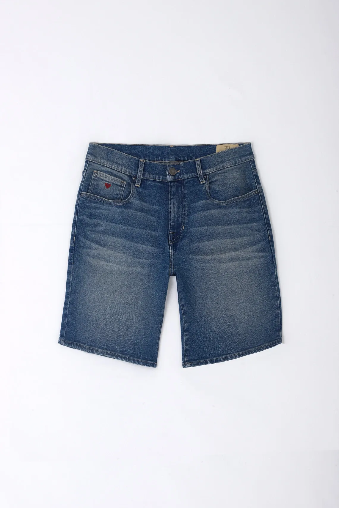 Bermuda para hombre en denim azul corte recto con bordado