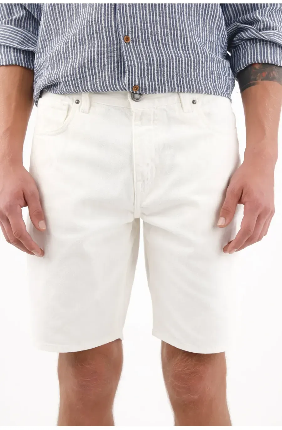 Bermuda para hombre algodón blanco fit recto con remate limpio