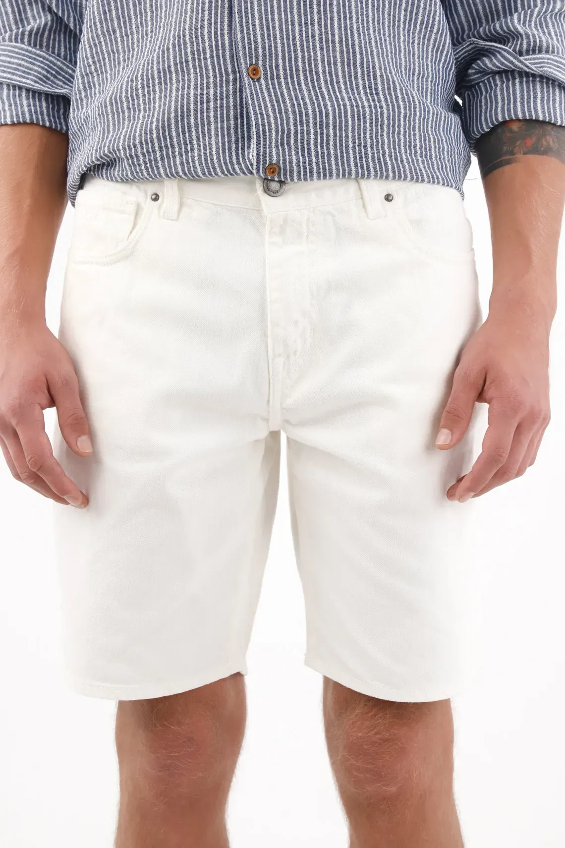 Bermuda para hombre algodón blanco fit recto con remate limpio
